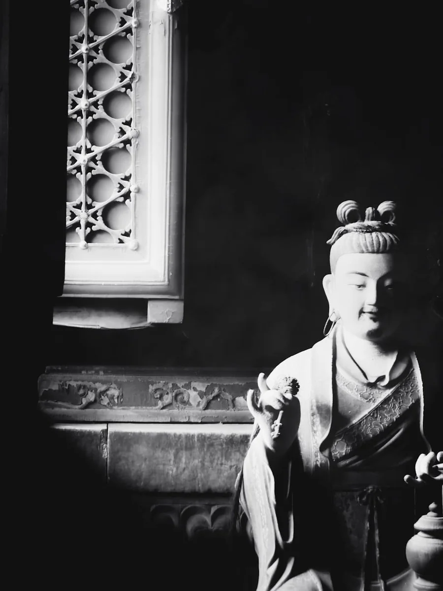 首屏大图使用 hero.webp 呈现信息整理工作场景的黑白影像，作为服务气质说明；能力区配图使用 image-01.webp 辅助说明记录与核验场景